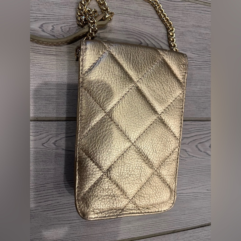 Lily Pulitzer Gold Quilted Leather Lindley Crossbody Phone Bag - Picture 5 of 12